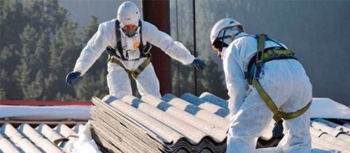 Un trabajo de remediación de amianto con los trabajadores durante las operaciones Una remediación de amianto con los trabajadores en el trabajo